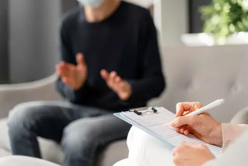 доктор проводит лечение обсессивно-компульсивного расстройства