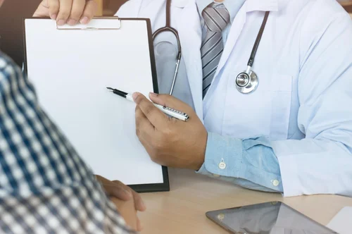 доктор проводит консультацию перед лечением созависимости